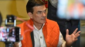 Rodrigo Paz promete a Cochabamba ser líder en energías renovablesPRENSA LP (RP) 03 de septiembre 2025. – “Cochabamba será el líder en energías renovables”, vaticinó de manera contundente Rodrigo Paz, candidato a la presidencia por el Partido Demócrata Cristiano (PDC), destacando su ubicación geográfica, al constituirse en el centro de Bolivia y el corazón de Sudamérica. Durante sus declaraciones a la prensa cochabambina, Paz enfatizó que la topografía "extraordinaria" de la región ofrece una ventaja única y concentra las mesetas necesarias para el desarrollo de proyectos de energía limpia. "Cochabamba va a ser líder y es un tema fundamental para esta elección," afirmó el candidato, subrayando que su visión presidencial incluye impulsar una "revolución" en esta región. En este contexto, el candidato del PDC reveló que, en representación de Bolivia y específicamente de Cochabamba, ya ha sostenido conversaciones con importantes instituciones financieras en Washington, incluyendo el Banco Interamericano de Desarrollo (BID), proponiendo una serie de proyectos destinados a este sector estratégico. El objetivo de esta iniciativa es aprovechar el potencial geográfico de Cochabamba para llevar adelante una transformación energética que beneficie directamente a la región y al país. Recordemos que Cochabamba es la región pionera con el Parque Eólico Qollpana y se proyecta como un centro importante para la generación de energía solar, además de proyectos hidroeléctricos.