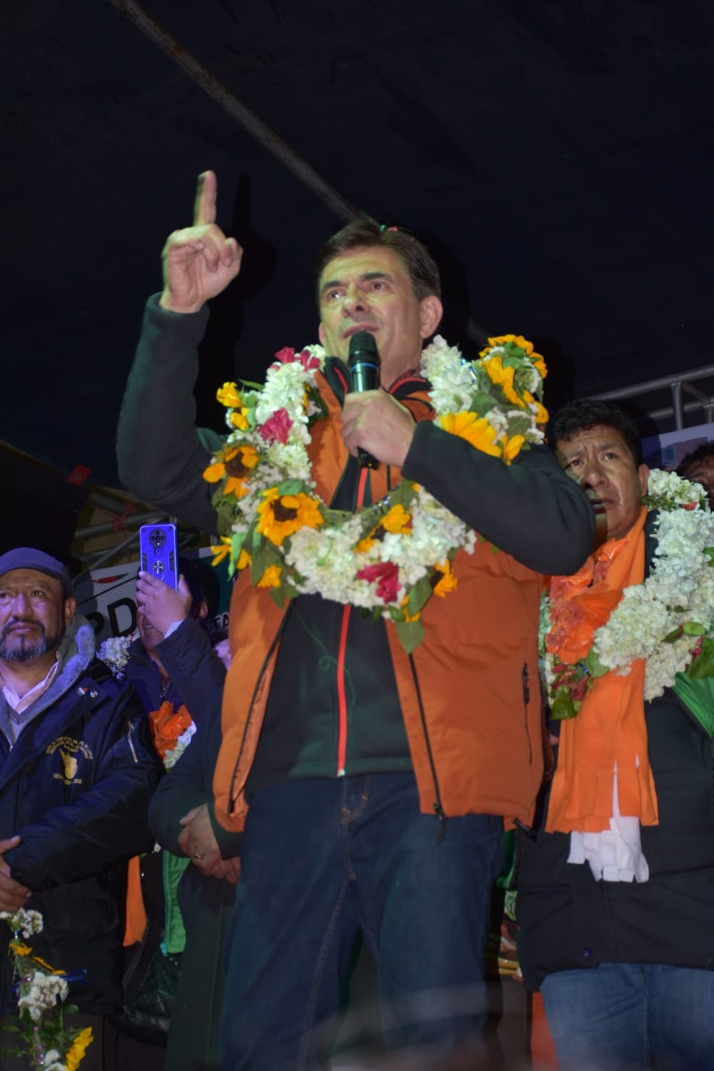 𝗖𝗵𝗼𝗹𝗲𝘁 𝗱𝗲 𝗲𝗹 𝗔𝗹𝘁𝗼 𝘃𝗶𝗯𝗿𝗮 𝗰𝗼𝗻 𝗥𝗼𝗱𝗿𝗶𝗴𝗼 𝗣𝗮𝘇: 𝗰𝗮𝘀𝗮 𝗱𝗲 𝗰𝗮𝗺𝗽𝗮𝗻̃𝗮, 𝗲𝗰𝗼𝗻𝗼𝗺𝗶́𝗮 𝘆 𝗴𝗿𝗶𝘁𝗼 𝗰𝗼𝗻𝘁𝗿𝗮 𝗲𝗹 𝗿𝗮𝗰𝗶𝘀𝗺𝗼