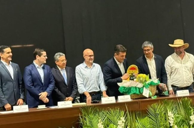 Hoy en Santa Cruz con empresarios privados nacionales dando otro paso que nos acerque al futuro que queremos para la patria.