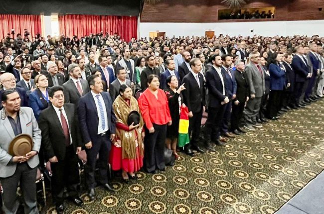 Entrega de credenciales a los asambleístas titulares elegidos en las elecciones generales 2025.