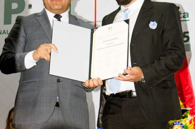 Entrega de credenciales a los asambleístas titulares elegidos en las elecciones generales 2025.