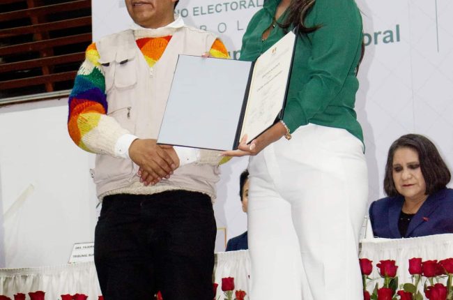 Entrega de credenciales a los asambleístas titulares elegidos en las elecciones generales 2025.