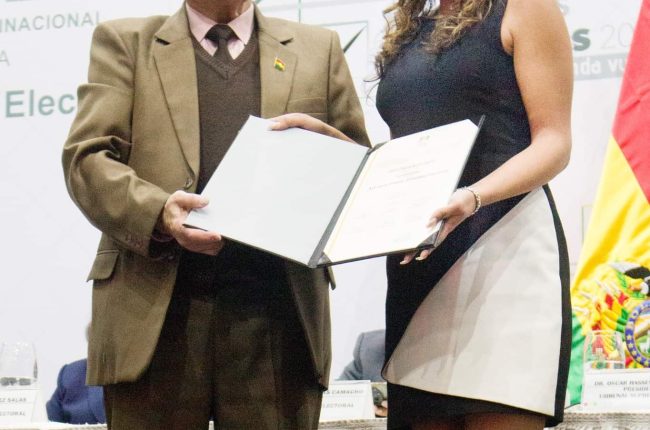 Entrega de credenciales a los asambleístas titulares elegidos en las elecciones generales 2025.