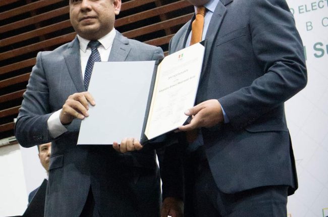 Entrega de credenciales a los asambleístas titulares elegidos en las elecciones generales 2025.