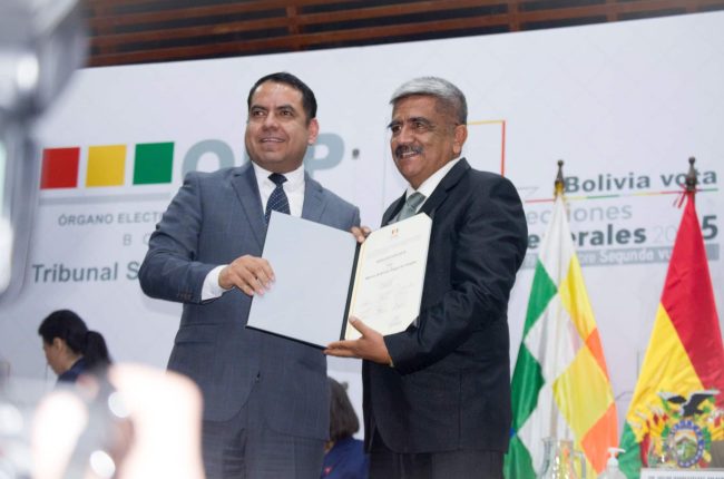 Entrega de credenciales a los asambleístas titulares elegidos en las elecciones generales 2025.