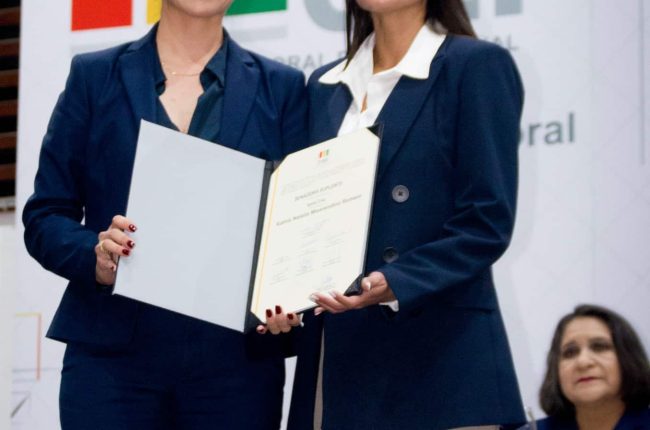 Entrega de credenciales a los asambleístas titulares elegidos en las elecciones generales 2025.