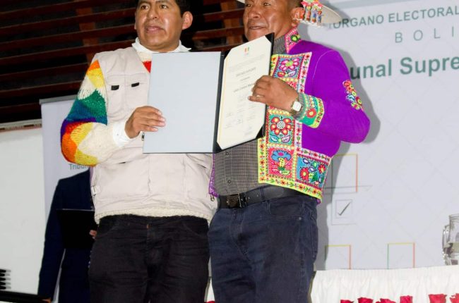 Entrega de credenciales a los asambleístas titulares elegidos en las elecciones generales 2025.