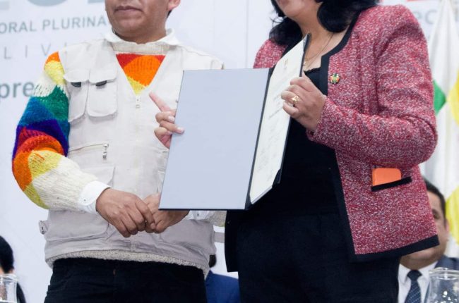 Entrega de credenciales a los asambleístas titulares elegidos en las elecciones generales 2025.