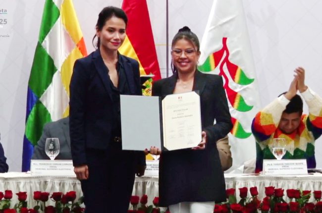Entrega de credenciales a los asambleístas titulares elegidos en las elecciones generales 2025.