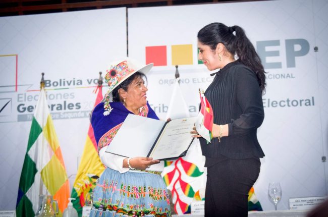 Entrega de credenciales a los asambleístas titulares elegidos en las elecciones generales 2025.