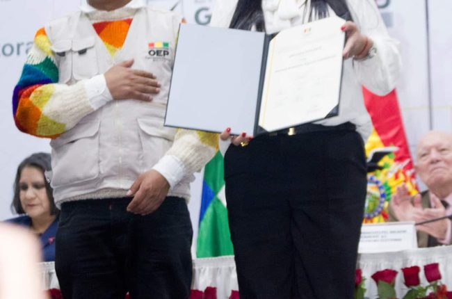 Entrega de credenciales a los asambleístas titulares elegidos en las elecciones generales 2025.