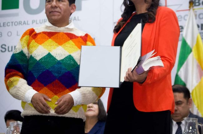 Entrega de credenciales a los asambleístas titulares elegidos en las elecciones generales 2025.