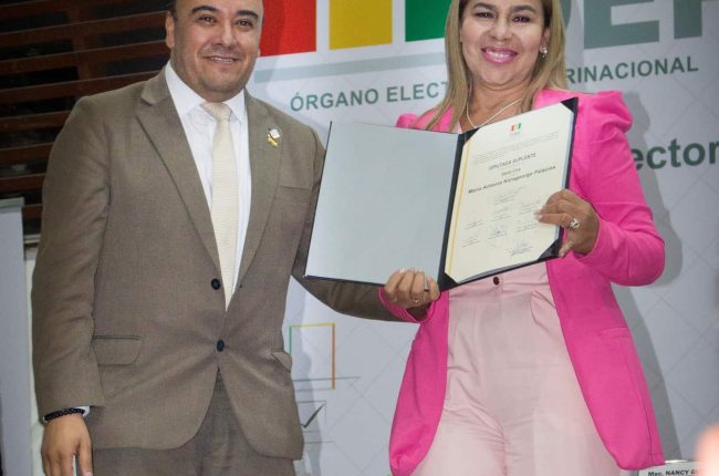 Entrega de credenciales a los asambleístas titulares elegidos en las elecciones generales 2025.