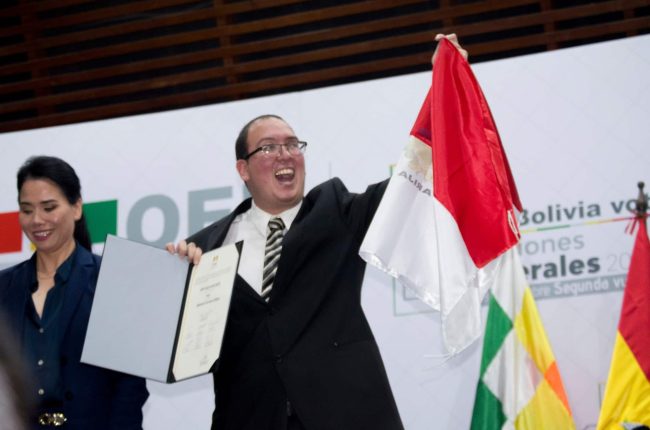 Entrega de credenciales a los asambleístas titulares elegidos en las elecciones generales 2025.