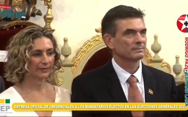 Rodrigo Paz y Edmand Lara reciben sus credenciales como presidente y vicepresidente de Bolivia en histórico acto del TSE en Sucre
