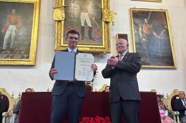 Rodrigo Paz y Edmand Lara reciben sus credenciales como presidente y vicepresidente de Bolivia en histórico acto del TSE en Sucre