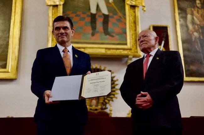 Rodrigo Paz y Edmand Lara reciben sus credenciales como presidente y vicepresidente de Bolivia en histórico acto del TSE en Sucre