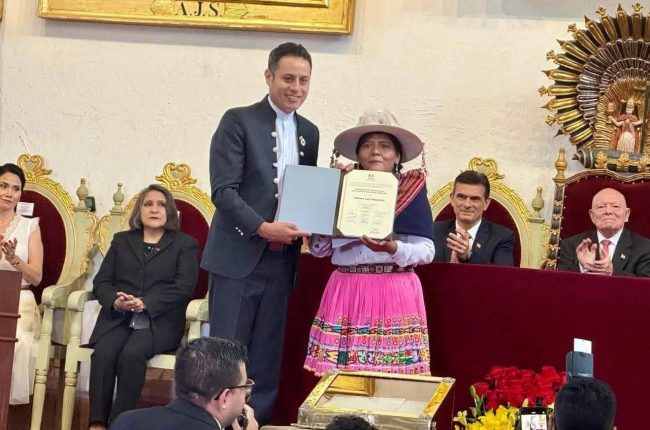 Rodrigo Paz y Edmand Lara reciben sus credenciales como presidente y vicepresidente de Bolivia en histórico acto del TSE en Sucre