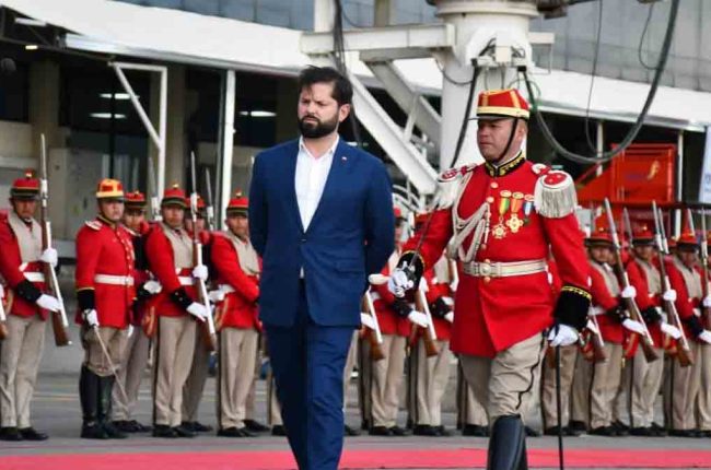 El mandatario chileno Gabriel Boric arribó este viernes a Bolivia para participar en la ceremonia de transmisión de mando