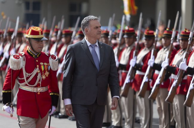 Presidente Yamandú Orsi arribó a Bolivia para participar en transmisión de mando