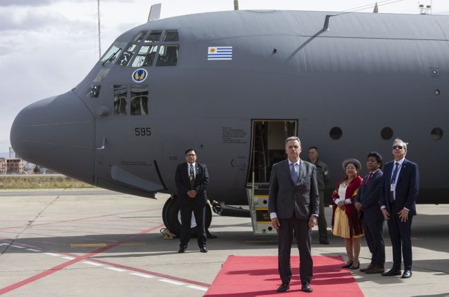 Presidente Yamandú Orsi arribó a Bolivia para participar en transmisión de mando